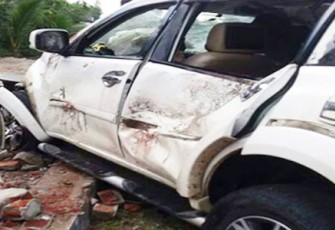 Kodisi mobil usai menabrak pagar rumah warga