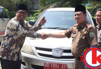 Kasatpol PP Provinsi Bengkulu Juniwanto saat melakukan penyerahan aset berupa satu unit mobil dinas KPID ke Badan Pengelolaan Keuangan Daerah (BPKD) Provinsi Bengkulu, Jumat (26/05/2017).