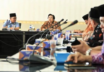 Ketua Watimpres Sri Adiningsih saat pertemuan dengan Pemerintah Provinsi Bengkulu di ruang Rafflesia, Jumat(19/5).