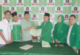Bakal calon walikota Bengkulu Suimi Fales resmi mendaftar ke Partai Persatuan Pembangunan (PPP) Kota Bengkulu, Rabu (14/6/2017) 