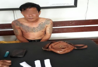 Tersangka beserta barang bukti saat diamankan. Foto (Tribratanewsbengkulu.com)