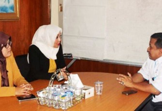 Ketua DPRD Kota Bengkulu, Erna Sari Dewi saat berbincang dengan pihak PLN