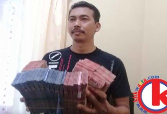 Ketua tim penyidik Adi Nuryadin Sucipto saat memperlihatkan uang Rp 250 Juta pengembalian proyek Enggano, Rabu (19/07/2017)
