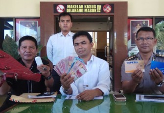 Dir Reskrim Umum Polda Bengkulu, Kombes Pol A Rafiq (tengah), saat menggelar jumpa pers, Senin (17/7/2017). Foto : (Tribratanewsbengkulu.com)