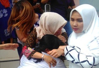 Anggota DPRD Kota Bengkulu, Ma, jatuh pingsan saat keluar dari ruang sidang PN Bengkulu. Foto :(Bengkulunews.co.id)