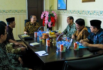 Plt. Gubernur Rohidin Mersyah saat bertemu tim Korsupgah KPK
