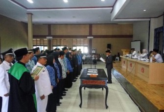 Pelantikan pejabat eselon III dan IV termasuk Kepala Sekolah, di Ruang Gunung Bungkuk, Kantor Walikota Bengkulu, Bentiring, Rabu (2/8/2017).