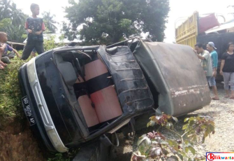 Mobil terbalik dan ringsek