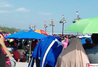Kemeriahan panjat pinang massal di pantai panjang Bengkulu
