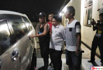 DS saat diglandang ke mobil Kijang Innova untuk dibawa ke Bengkulu