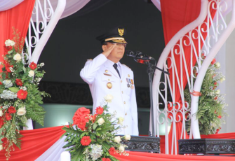 Plt. Gubernur Bengkulu Rohidin Mersyah saat menjadi Inspektur Upacara peringatan HUT RI di Lapangan Balai Raya Semarak Bengkulu, Kamis(17/8).  