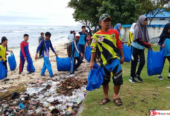 Secara gotong royong anggota Pos TNI AL dan para siswa melakukan giat bersih pantai