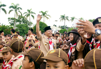 Plt. Gubernur Bengkulu Rohidin Mersyah saat mengikuti Apel Besar Hari Pramuka ke – 56 Tahun 2017, Senin (14/8) bertempat di halaman Kantor Gubernur Pemda Provinsi Bengkulu.