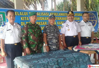 Foto bersama saat sosialisasi keselamatan pelayaran nelayan di TPI Desa Pasar Lama, Kecamatan Kaur Selatan, Kabupaten Kaur, Jumat (11/08/2017).