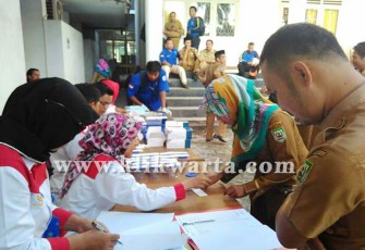 Pemeriksaan ratusan ASN Dinsos Provinsi oleh BNNP, Selasa (01/08/2017)