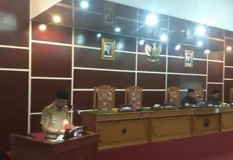Sekda Marjon saat menyampaikan jawaban Walikota terhadap PP 18 dan RKPD tahun 2016.
