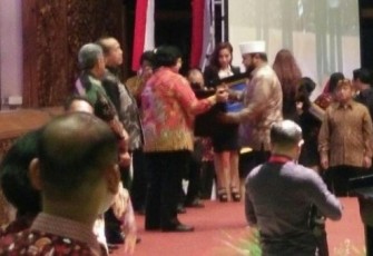 Walikota Helmi Hasan saat menerima penghargaan Adipura dalam bentuk sertifikat dari Menteri Lingkungan Hidup dan Kehutanan Republik Indonesia Siti Nurbaya.