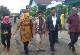 Dewan saat sidak meninjau langsung jalan rusak 