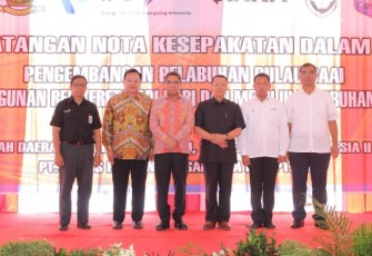 Foto bersama usai melakukan penandatanganan nota kesepahaman 
