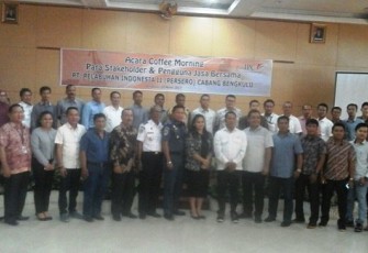 Foto bersama GM PT Pelindo II Drajat Sulistyo bersama tamu undangan