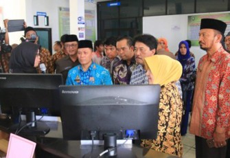 launching perizinan online (e- Perizinan) di Kantor DPM-PTSP Kota Bengkulu, Jumat (11/8/2017). 