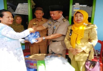 Pemerintah Kota Bengkulu melalui Dinas Sosial (Dinsos) kota mendatangi sekaligus   menyalurkan bantuan kepada warga yang terdampak bencana tanah longsor di Kelurahan Timur Indah