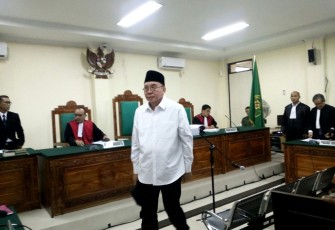 Ridwan Mukti saat menjalani sidang di PN Tipikor Bengkulu, Kamis (12/10)