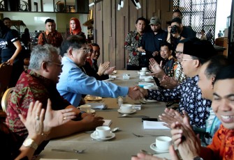 CEO IM Japan Mr. Kyoei Yanagisawa menyalami Plt Gubernur Bengkulu, sebagai tanda Mr. Yanagisawa setuju dengan penyampaian Plt Gubernur Bengkulu.