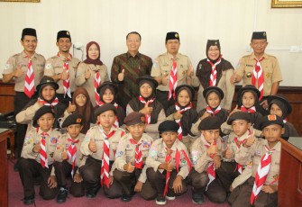 Foto bersama dengan 16 orang Penggalang dan 5 orang pembimbing yang akan mengikuti lomba
