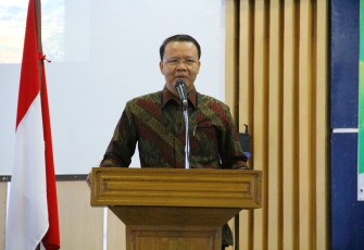 Plt. Gubernur Bengkulu Rohidin Mersyah saat Workshop Peningkatan Kapabilitas Alumni dan Mahasiswa Penerima Beasiswa S2 STAR BPKP dalam Implementasi Sistem Keuangan Desa (SISKEUDES), Senin (16/10) di Ruang Rapat Utama Rektorat Universitas Bengkulu.