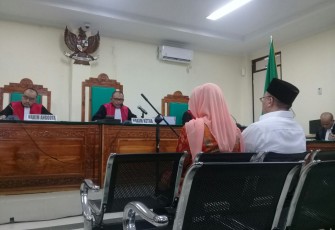 Ridwan Mukti dan istri saat menjalani sidang di PN Tipikor Bengkulu, Kamis (12/10)