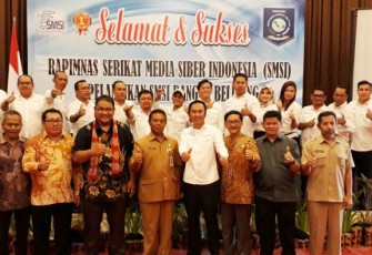 Foto bersama usai pembukaan Rapimnas SMSI dan pelantikan pengurus SMSI Bangka Belitung, Selasa (10/10/2017)