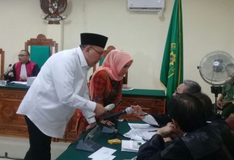 Ridwan Mukti dan istri saat menjalani sidang di PN Tipikor Bengkulu, Kamis (12/10)