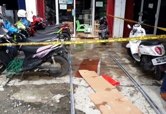 Tempat korban jatuh diberi garis polisi