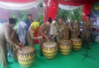 Wakil Walikota Patriana Sosialinda yang diwakili oleh Asisten I Setda Kota Bengkulu Fachriza Razie membuka secara resmi bazar dan pasar rakyat di Lapangan View Tower