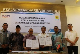 GM Pelindo II foto bersama Plt Gubernur  dengan Direktur Regional Sumatera PT.PLN Persero Wilayah Sumatera Selatan 