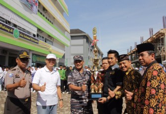 Plt Gubernur Bengkulu Rohidin Mersyah, saat membuka secara resmi lomba Pasukan Pengibar Bendera (Paskibra) ke-4 tingkat SLTP dan SLTA tahun 2017 se-Provinsi Bengkulu, di Kampus Universitas Muhamadyah Bengkulu (UMB), (11/11/2017).