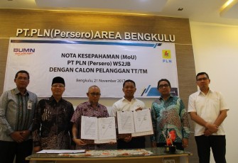Plt Gubernur foto bersama dengan Direktur Regional Sumatera PT.PLN Persero Wilayah Sumatera Selatan dan Direktur PT. Pelindo II