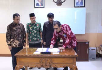 Staf Ahli Gubernur Bidang Ekonomi, Keuangan dan Pembangunan Ricky Gunarwan, menghadiri sekaligus menandatangani penyerahan LHP BPK Perwakilan Bengkulu