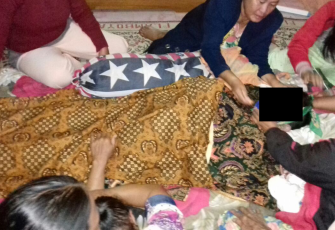 Jenazah korban saat dibawa ke rumah duka