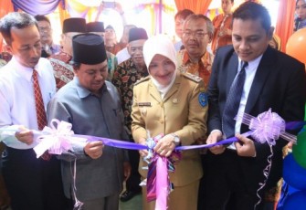 Wakil Walikota Bengkulu, Patriana Sosialinda meresmikan kehadiran Bank Perkreditan Rakyat Syariah (BPRS) Adam