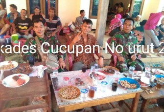 Cakades Nomor urut 2 (Elep Hani Juyatra) saat mengikuti proses Pilkades, Rabu (15/11/2017).