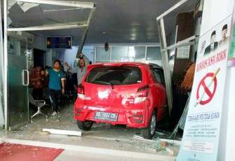 Saat kejadian mobil ringsek tabrak pintu ruang pendaftaran dan kasir RSUD Kota Bengkulu