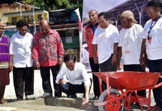 Presiden Joko Widodo saat membuka pembangunan Pasar Mama-mama Papua. Foto : (BBC.com)