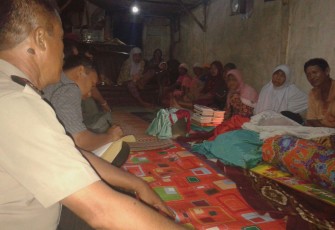 Para pelayat mendatangi rumah duka korban 