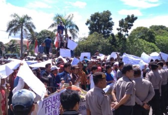 Nampak ratusan warga saat berunjuk rasa di depan Kantor Gubernur Bengkulu, Selasa (21/11/2017).