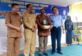 Bupati BU Ir.Mian Serta Kepala Dinas Perikanan Maswandi Foto Bersama ADVERTORIAL