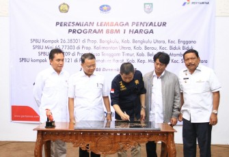 Menteri Energi Sumber Daya Mineral (ESDM) RI Ignasius Jonan, Menandatangani Prasasti, di Ruang VIP Bandara Fatmawati Soekarno