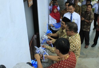 Perwakilan Bank Indonesia (BI) Bengkulu Endang Kurnia Saputra, Melakukan Serah Terima Bantuan Program Sosial Bank Indonesia (PSBI)