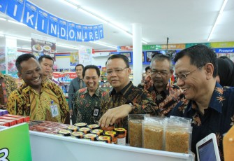 Launching Produk UKM Ditandai Dengan Pelepasan Balon Dilanjutkan Meninjau Produk UKM Yang Dipasarkan
